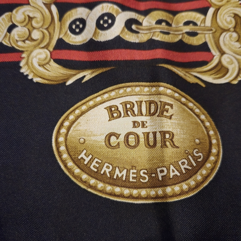 Hermès Black and Red Scarf with Gold Details - Picture 2 of 3